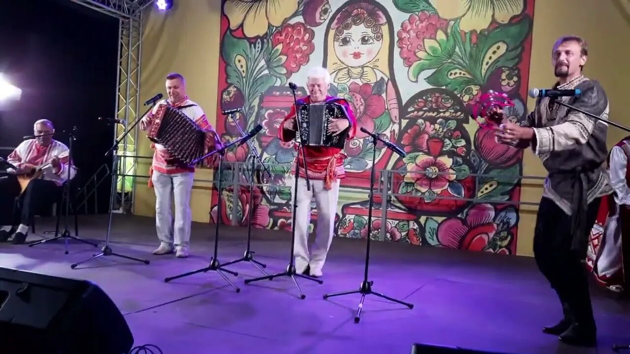 Рюмка с огурцом. Бутылка и закуска. Оп оп мем. Закуски в рюмках. Опачки махнем по стопочке.