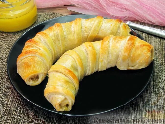 Бананы в слоеном тесте. Бананы в тесте в духовке с шоколадом слоеном. Бананы в тесте. Бананы в слоеном тесте. Бананы в слоеном тесте.