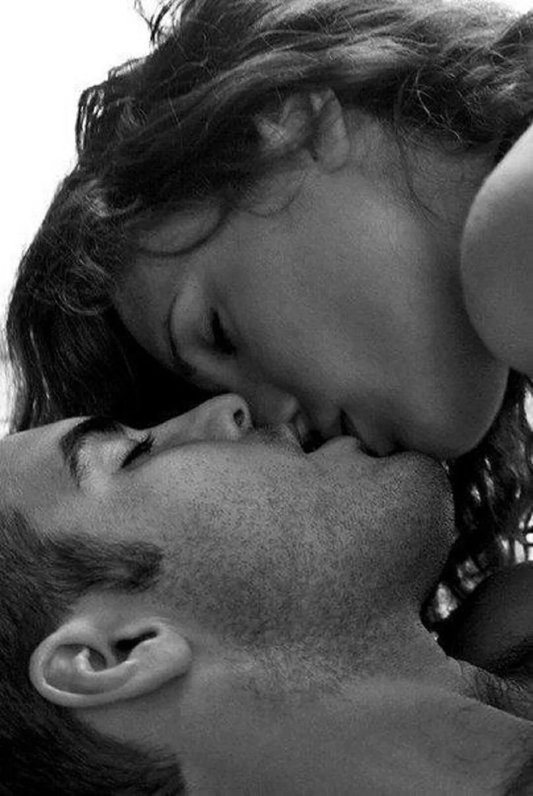 Мужчина страстно ласкает. Страстные поцелуи. Нежный поцелуй. Красивый поцелуй. Страстный поцелуй с языком.