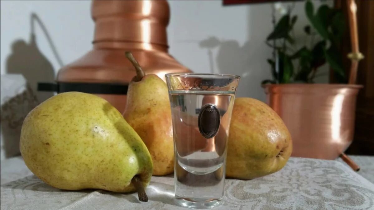 грушевый самогон. грушевое домашнее вино. фруктовый самогон. фруктовая самогонка. наливка из айвы.