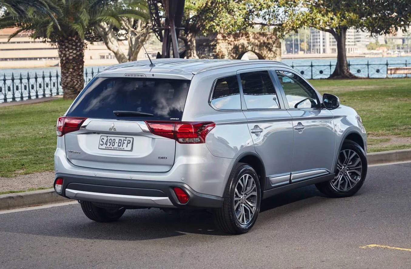 Outlander 2015. Мицубиси Аутлендер 2015. Mitsubishi Outlander 3 2015. Митсубиши Аутлендер 2015. Мицубиси аутлендер 2016 год