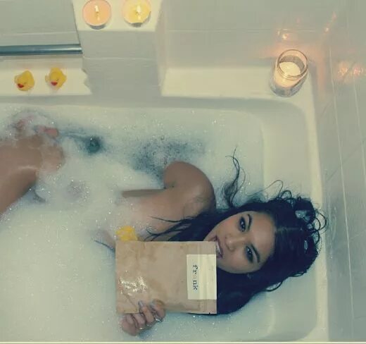 Селфи ванной комнате. Юная в ванне. bathroom селфи. селфи ню девочек в ванной. селфи в ванной для парня.