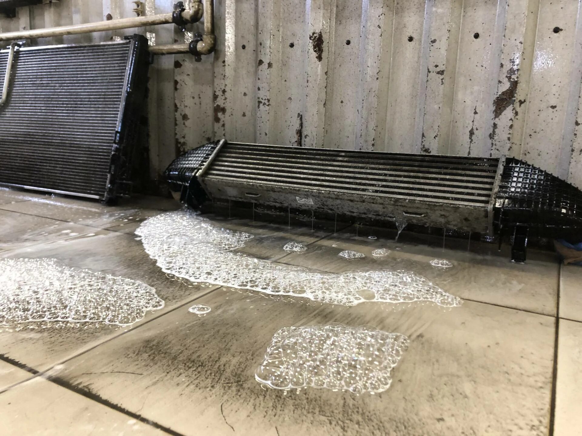 Мойка радиатора. Мойка радиатора форд фокус 2 рестайлинг 1. Промывка радиатора охлаждения без снятия. Промывка радиатора автомобиля. Мойка радиатора.