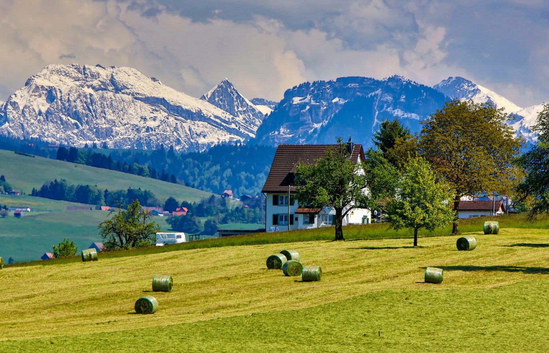 Дом поле гора. Деревня италия в доломитах. Дом в горах. Альпийские луга швейцария домик озеро. Домик в горах.