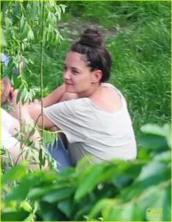 Katie Holmes & Luke Kirby: T-Shirt Co-Stars on 'Mania Days' S...