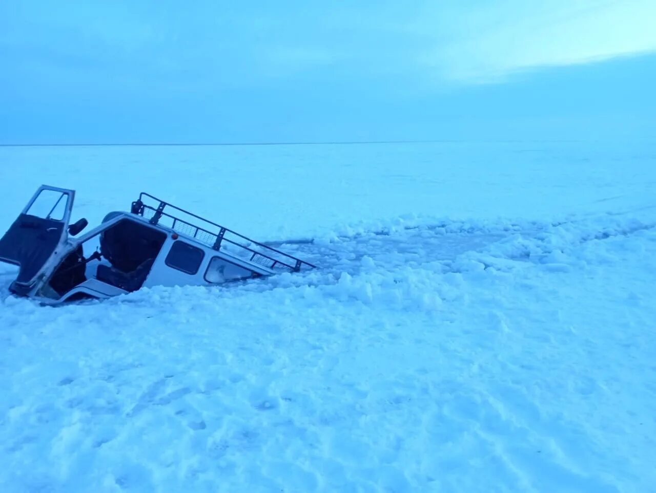 Утонули в феврале. Рыбалка озеро Чаны 2022. Озеро Чаны Новосибирская область. Озеро Чаны Новосибирская область рыбалка. Автомобиль на льду.