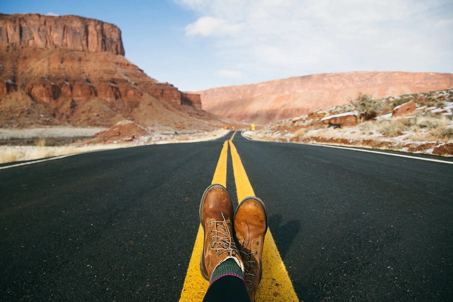 White punk в никуда. пустыня мохаве шоссе. долина смерти дорога 66 сша. пустая дорога. трасса 66 лос анджелес.