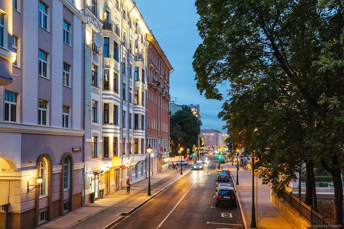 Улицы москвы лето. Центральные улицы Москвы. Большая Никитская улица Москва. Городская улица.