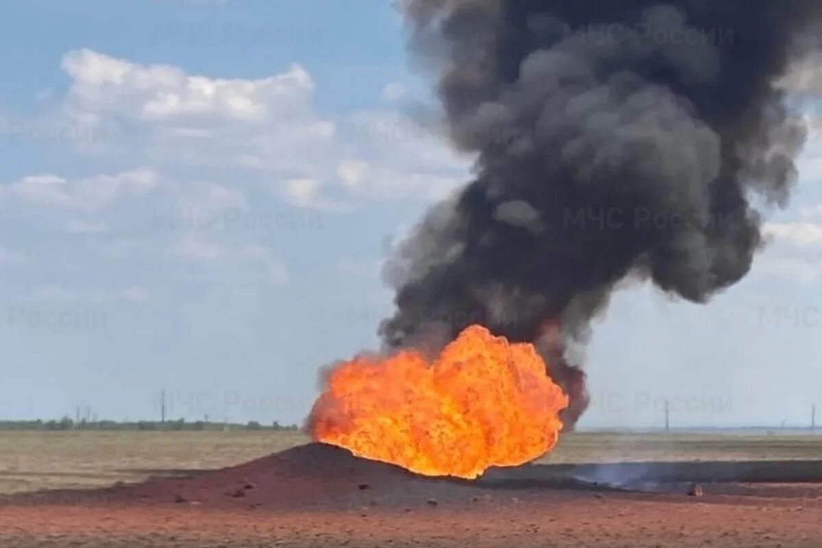 Техногенные пожары. Пожар на нефтепроводе в оренбургской. Техногенные пожары. Разгерметизация трубопровода. Пожар на нефтепроводе в селе красноармейское.