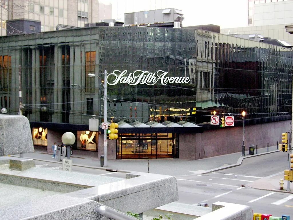 Saks fifth. Saks Fifth Avenue New York. Saks Fifth Avenue магазин. Сакс магазин Нью-Йорк. Saks Fifth Avenue - New York, NY.