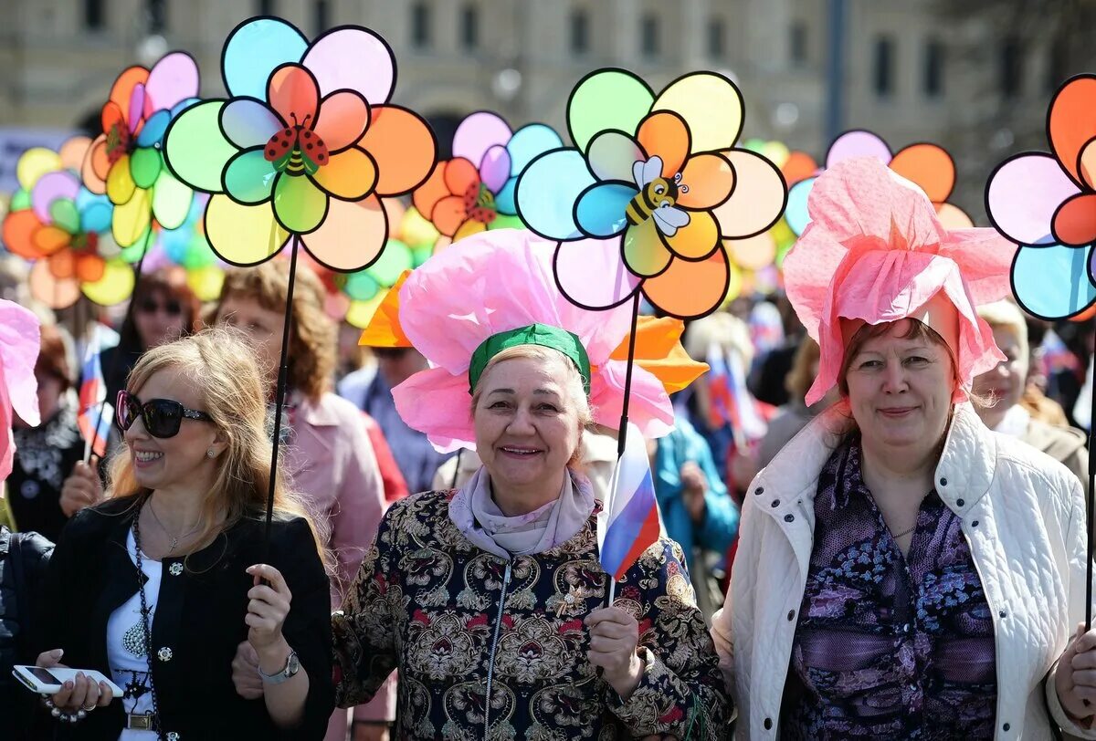 В мае повысят. Украшение колонны на 1 мая. Демонстрация цветы. 1 Мая атрибуты праздника. Демонстрация на 1 мая украшение колонны.