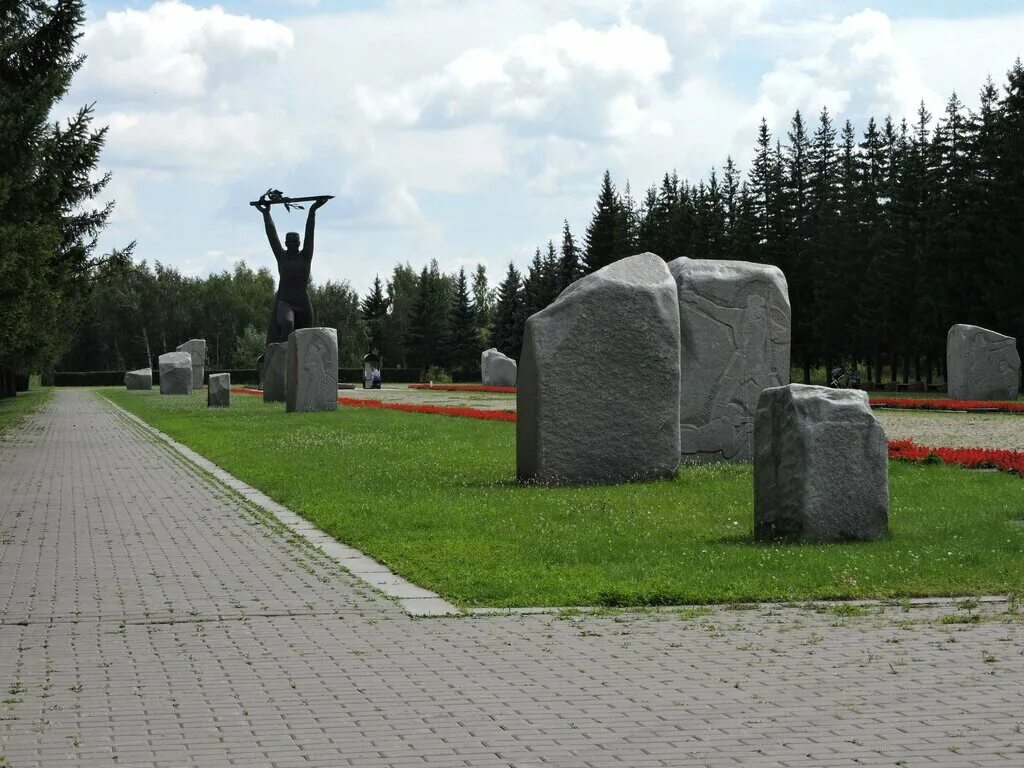 Парк победы в омске мемориальный комплекс. Парк имени 30-летия победы омск. Парк победы в омске мемориальный комплекс. Мемориал вечный огонь омск. Мемориальный комплекс в парке имени 30-летия победы.