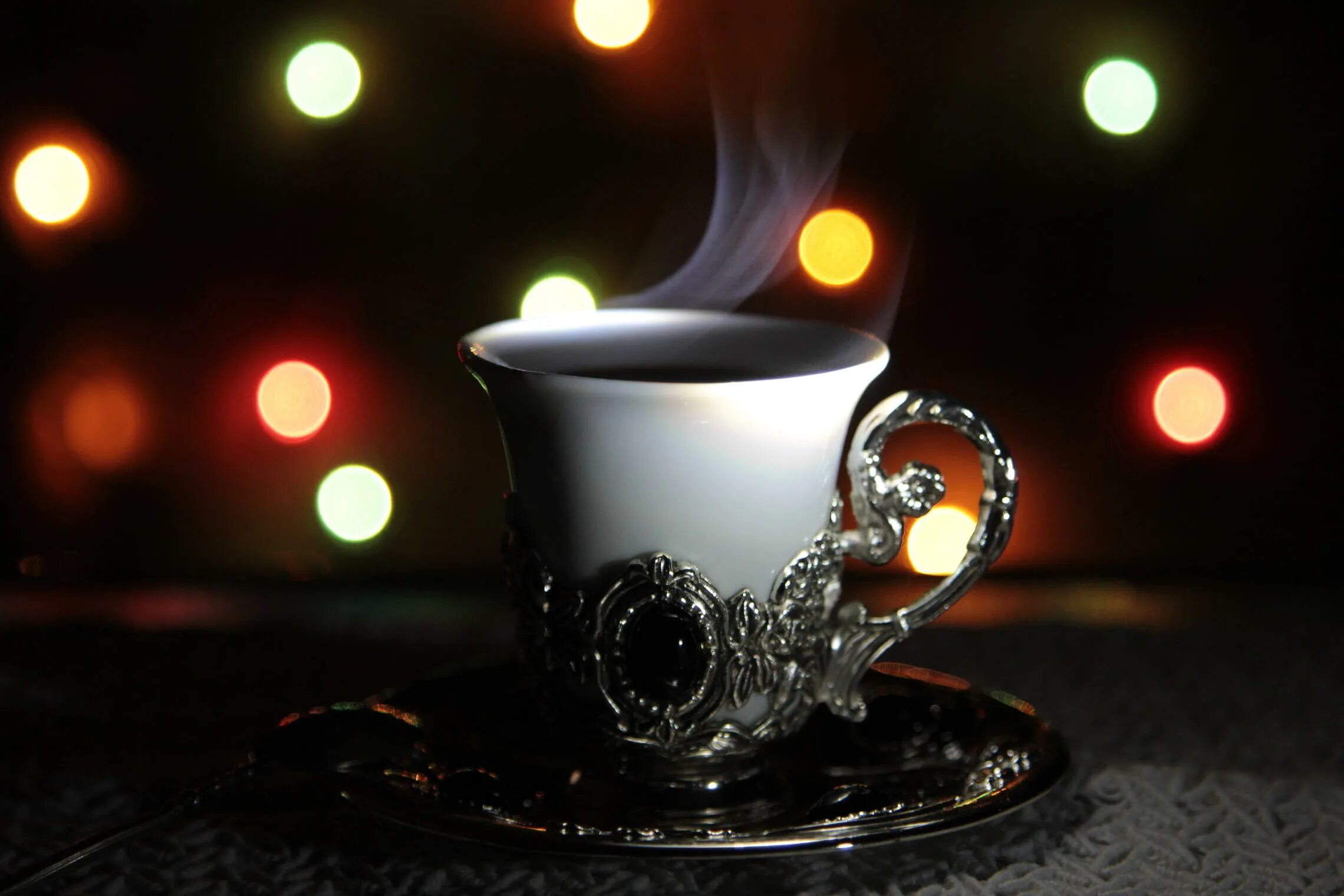 Чай теплый вечер. Чашка кофе вечером. Чашка вечернего кофе. Вечер кофе. Кружка чая ночью.