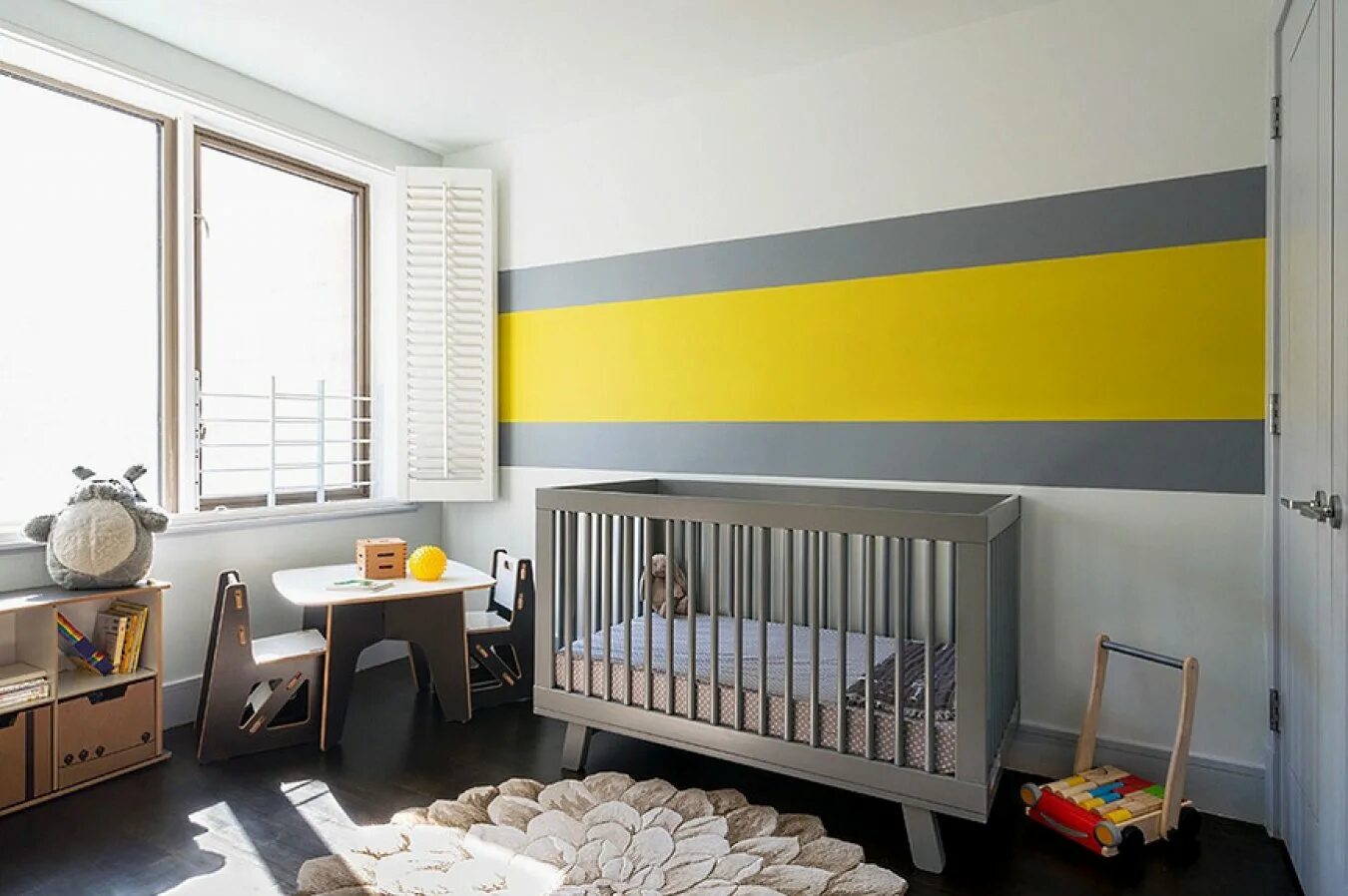 Почему серо желтая. Детская комната с желтыми стенами. Детская комната серо желтая. Детская в серо желтых тонах. Детская комната в желто серых тонах.