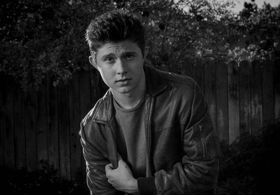 Матеус уорд. Матеус уорд. Матеус уорд. Матеус уорд человек паук. Матеус уорд и его девушка.