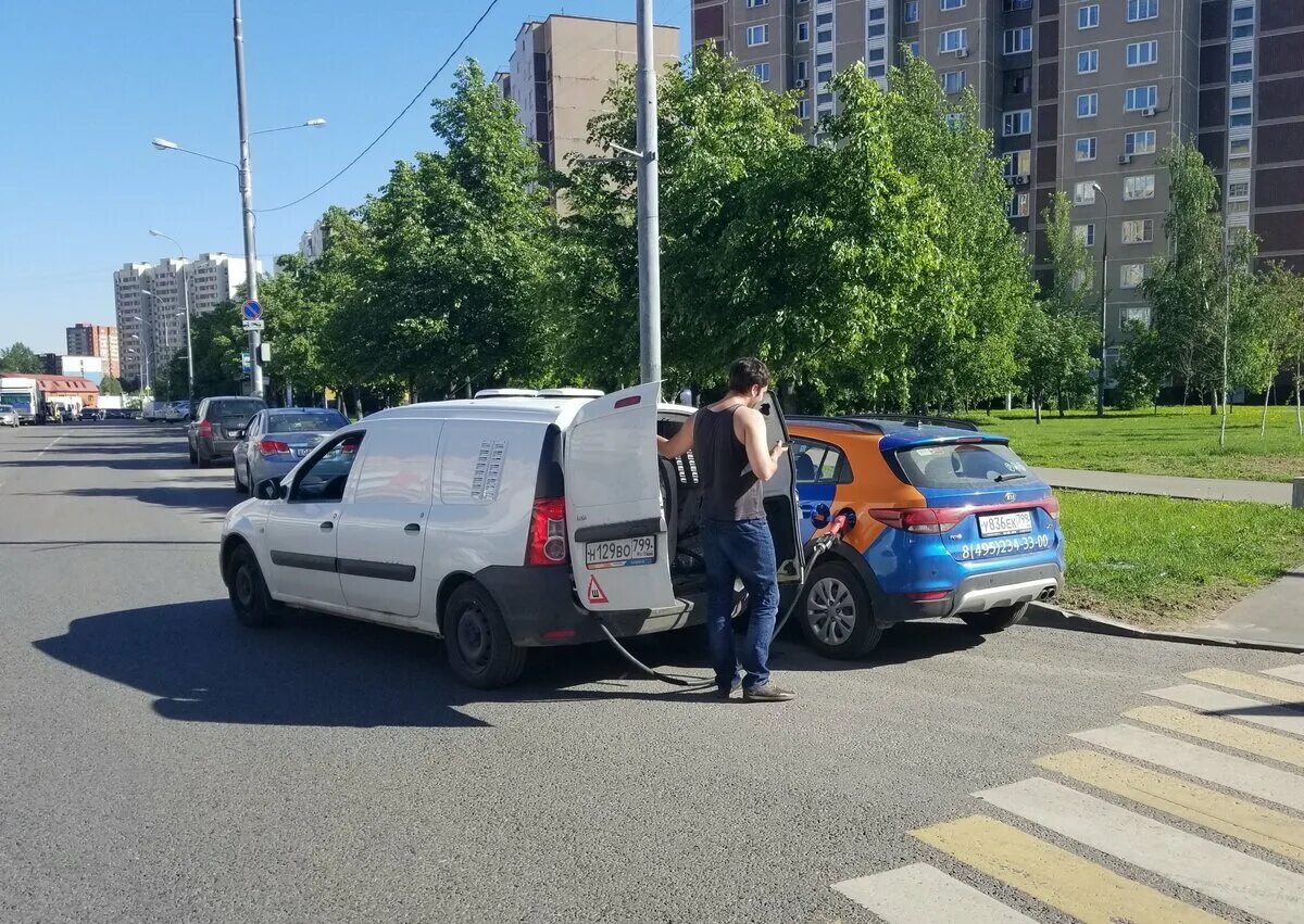 Заправщик автомобилей каршеринг. Заправщик в каршеринг. Заправка машин каршеринга. Машины которые заправляют каршеринг. Заправка каршеринга