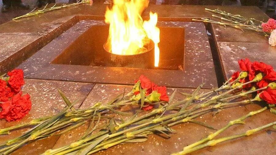 Вечный огонь в питере на марсовом поле. Вечный огонь марсово поле 1957. Марсово поле вечный огонь. Вечный огонь в петербурге. Вечный огонь марсово поле в санкт-петербурге.