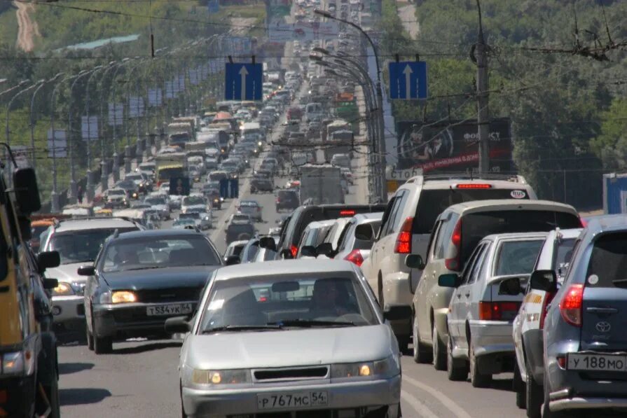 Почему сейчас пробка. Пробка на дороге. новосибирск пробки на дорогах. пробки на дороге севастополя. реальная пробка.