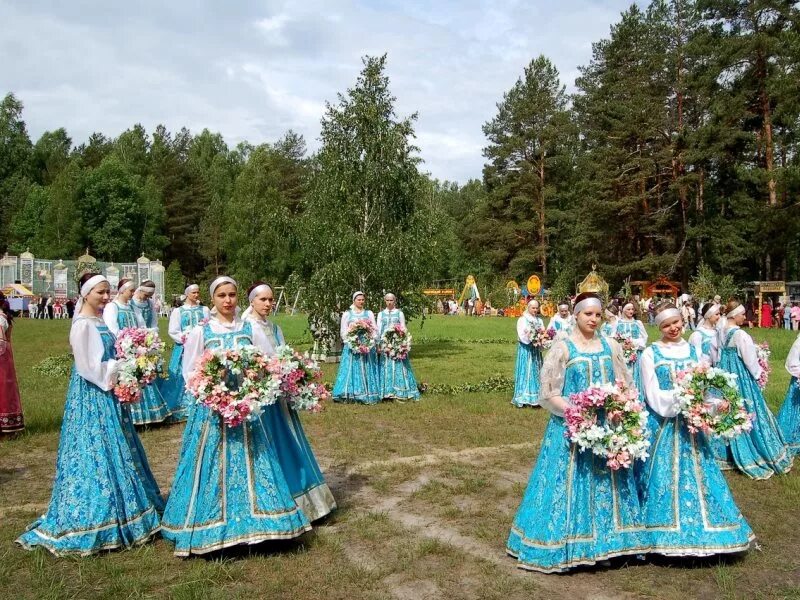 Весенний хоровод музыка. Хоровод. Народный хоровод. Хороводный костюм. Костюм для хоровода.