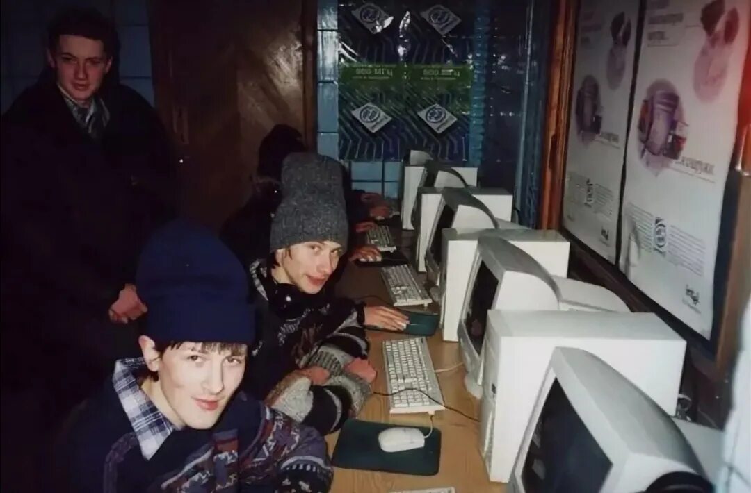Проблемы 2000 х. Компьютерный клуб 90-х. Компьютерный клуб 2000-х. Компьютерный клуб 90е. Школьники в компьютерном клубе.