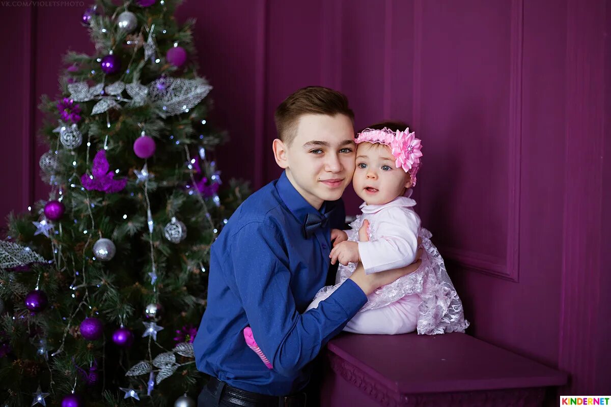 новогодняя фотосессия брат и сестра. новый брат. близнецы мальчишки. новый брат. семейная фотосессия в студии.