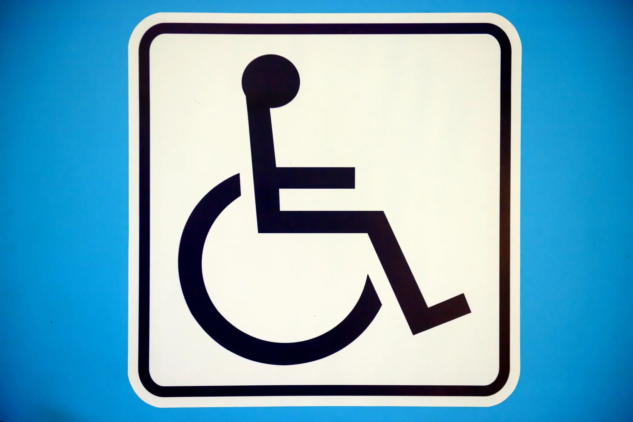 Знак инвалида на машину. Знак «инвалид». Инвалидный знак на автомобиль. Табличка для инвалидов. Знак инвалидов для машины.