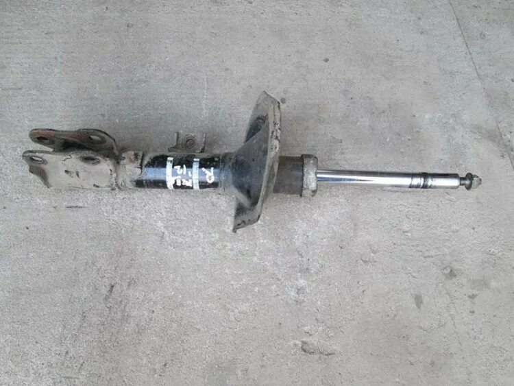 Амортизаторы мицубиси лансер. Передние стойки митсубиси лансер 10. mitsubishi lancer 10 передние стойки. стойки lancer 10 1.5. левый амортизатор ланцер 10.
