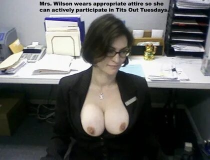 Девушки показывают грудь в офисе.
