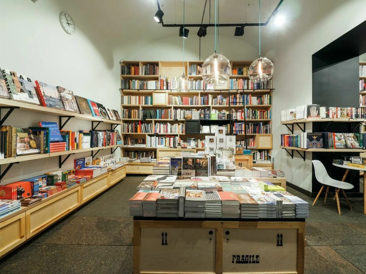 Книжный магазин москва. Книжный магазин на 8. Москва тверская улица 8 корп 1 книжный магазин москва. Книжный магазин в питере подписные издания. Книжный магазин на тверской фаланстер.