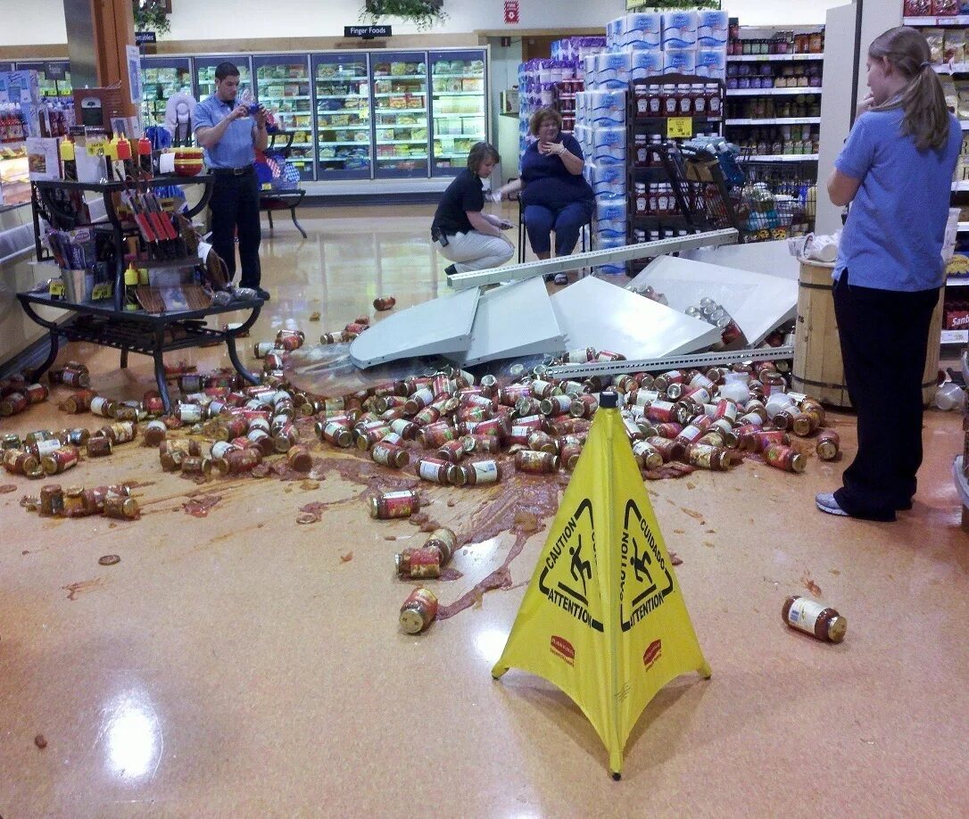 Беспорядок в магазине. Покупатель разбил товар в магазине. Фото разбитая банка в магазине. Разбитые бутылки вина в магазине. Испорченный товар в магазине.