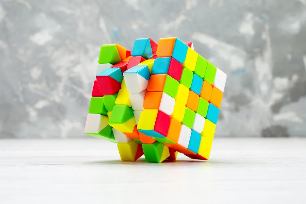 День головоломок. Международный день головоломки. Кубик пластиковый. Детский кубик рубик.