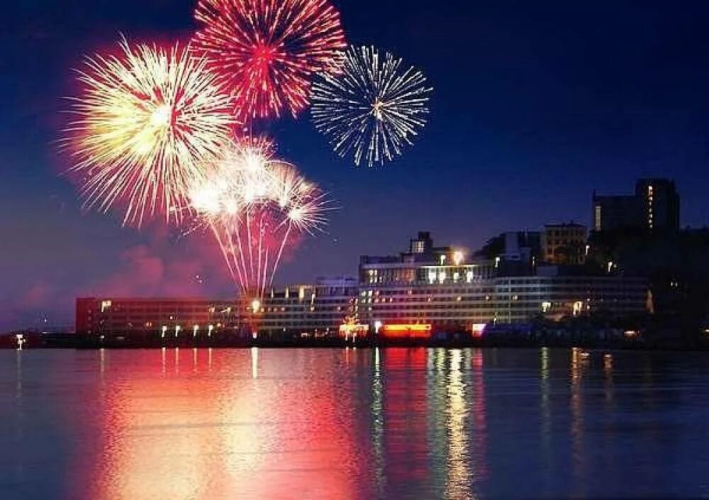 День рождения набережной. Набережная цесаревича владивосток ночью. Салют победы белгород. День города санкт-петербурга салют. Ночная набережная владивосток.