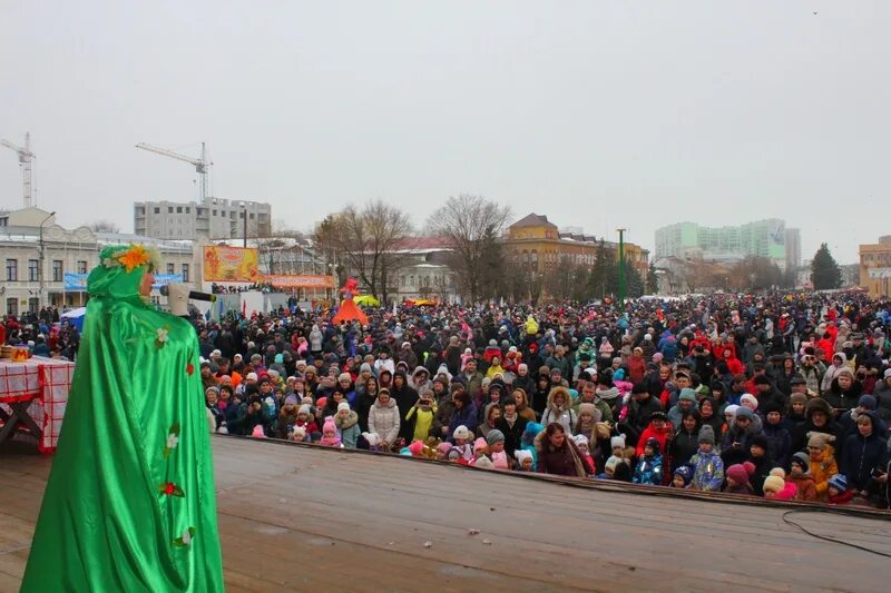 Масленица в энгельсе на площади. Масленица народное гуляние г. Энгельс. Широкая Масленица в Энгельсе. Сегодняшний праздник на площади в Энгельсе.