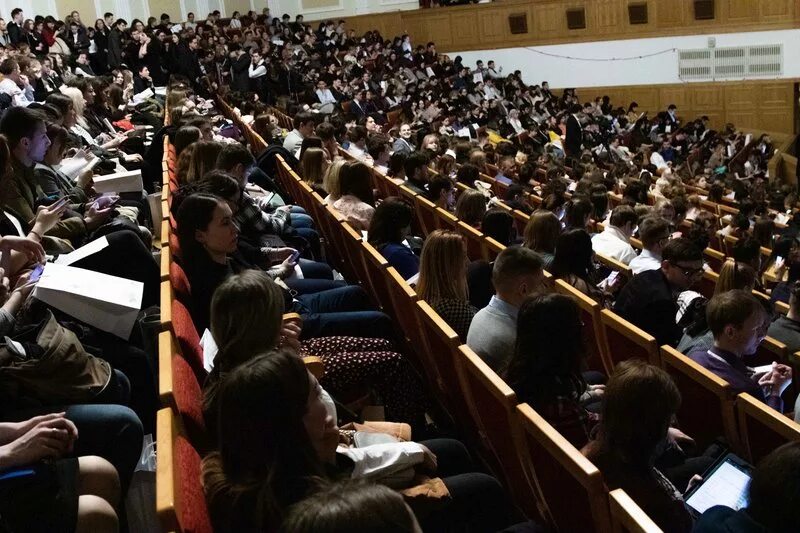 Научная конференция. Аспиранты на научных конференции за трибуной. Студенты конференция у трибуны. Научные конференции аспирантов. Практическая конференция.