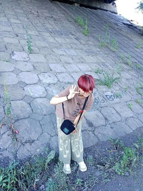 Отстань я женат. Крепкие мужские руки. Любви нет цитаты. Чужое счастье цитаты. Парни трогают девочку.