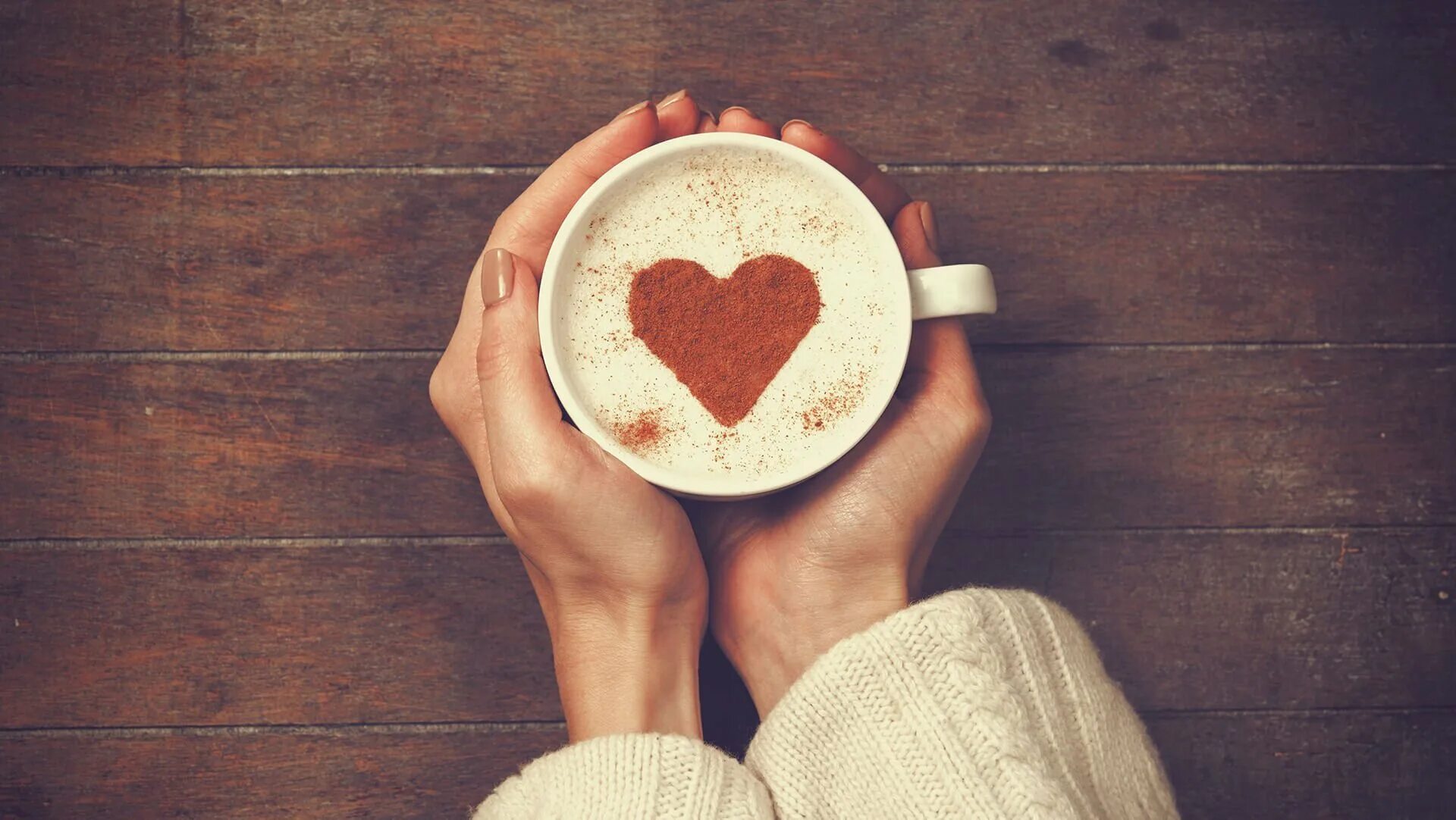 Доброе утро сердце любимому. Чашка кофе с сердечком. Кофе сердце. Кофе с сердечком в руках. Чашка сердце.
