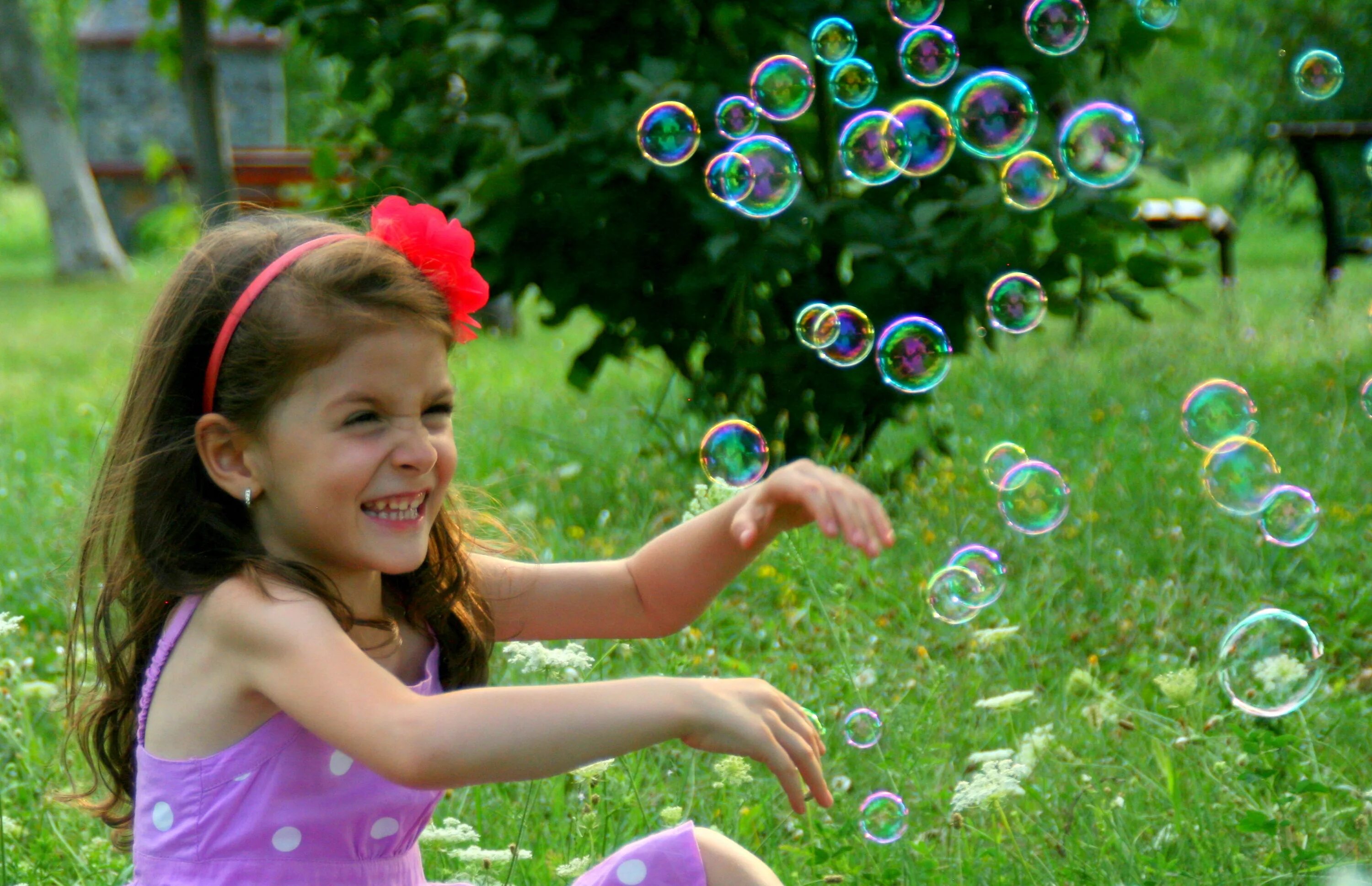 Brunette bubble. Мыльные пузыри. Дети и мыльные пузыри. Мыльные пузыри детские. Фотосессия с мыльными пузырями.