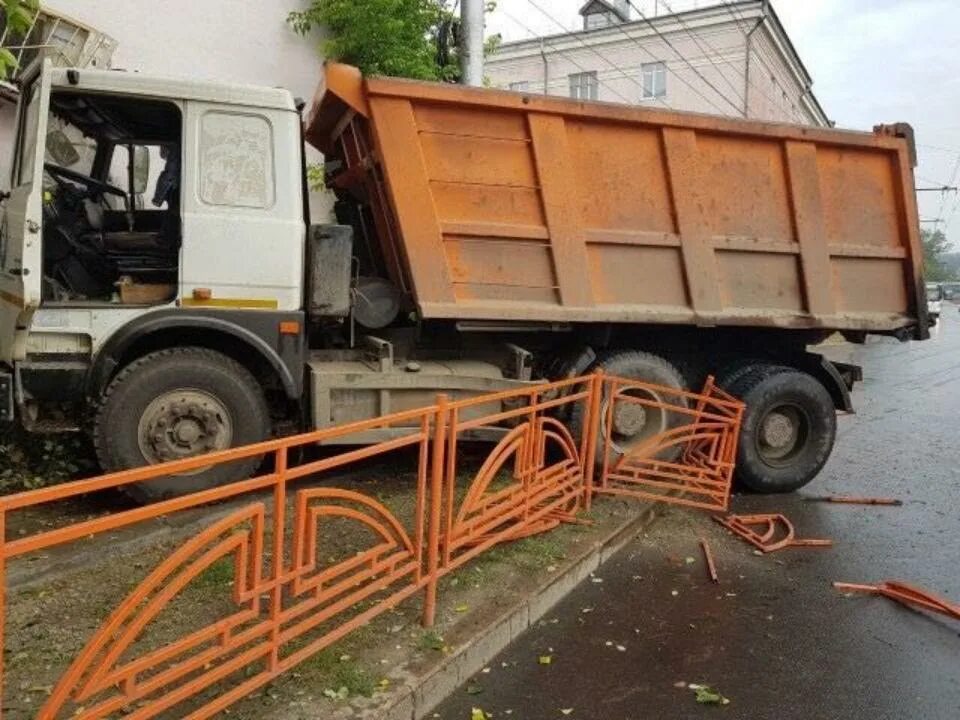 Грузовичок иркутский. Грузовик снёс ограждение. Грузовик врезался в здание. Грузовик врезался в стену.