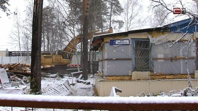 Вокзал сургут снесли. Сургут снос. Самые огромные здания в сургуте. Жд вокзал сургут 2023. Белый дом новокузнецк снесли.
