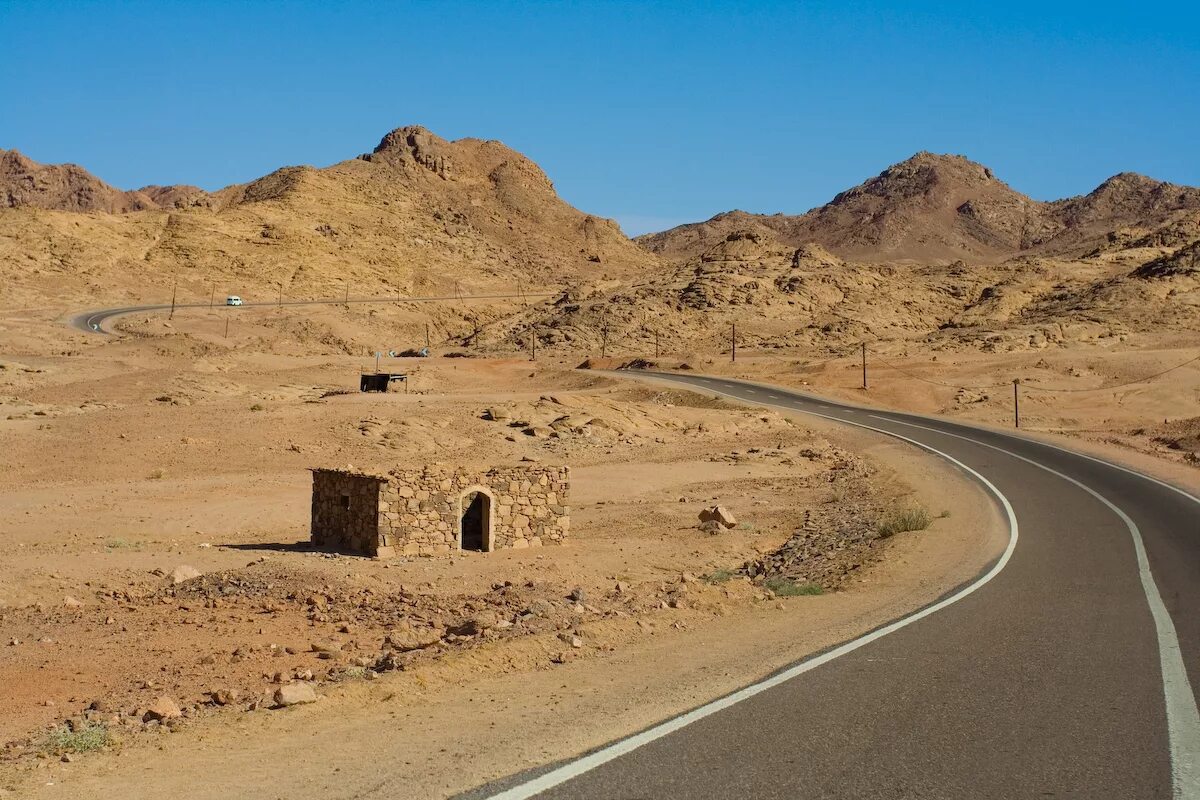 Дороги древнего египта. Синай Египет. Синайский полуостров дороги. Аллея сфинксов в Египте. Синайская пустыня монастырь.