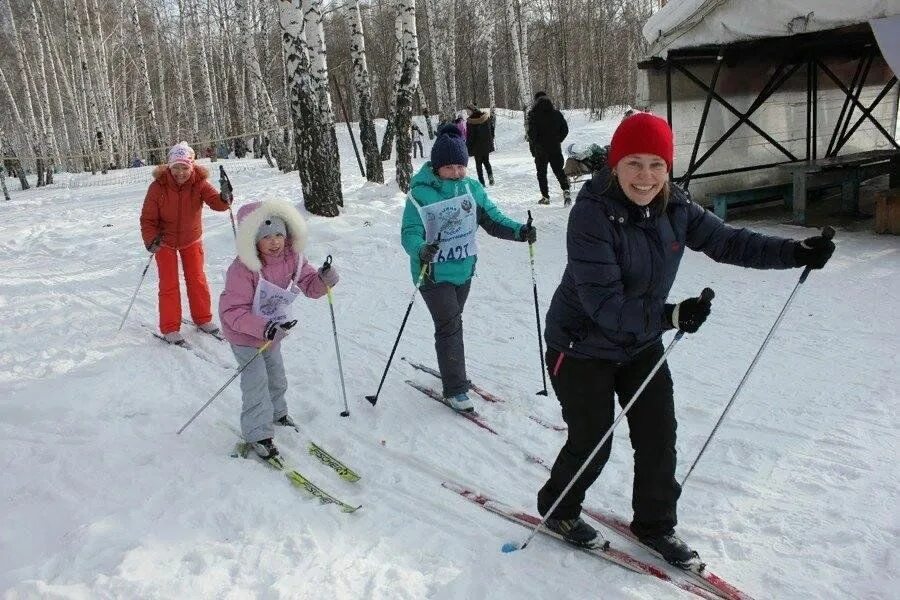 Прогулка на лыжах. Дети на лыжах. Ребенок на лыжах с родителями. Семья на лыжах. Семья лыжников