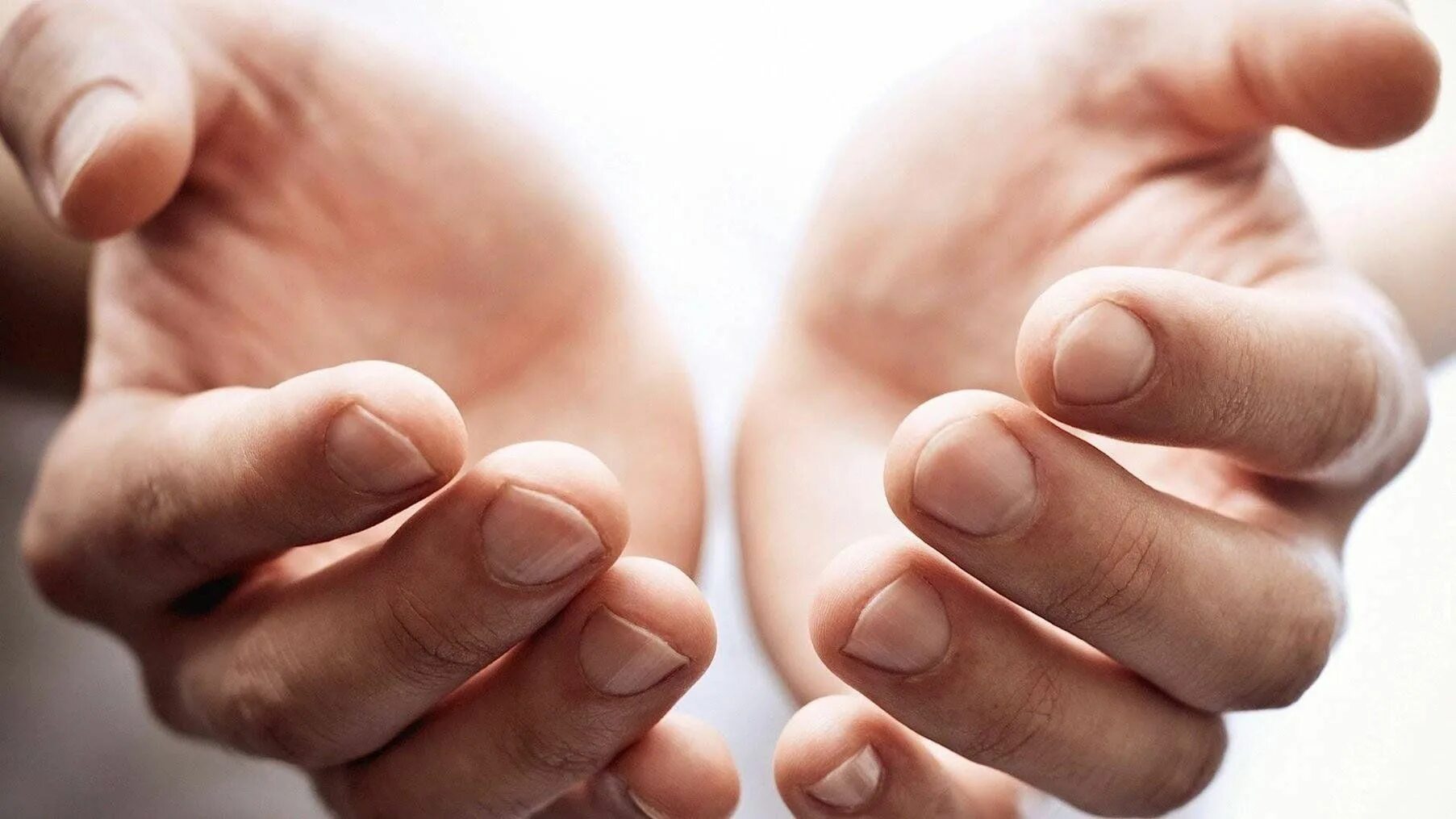 Рука держит руку за запястье. Hold the key. Holds de. Пара с ключами. Holds de.