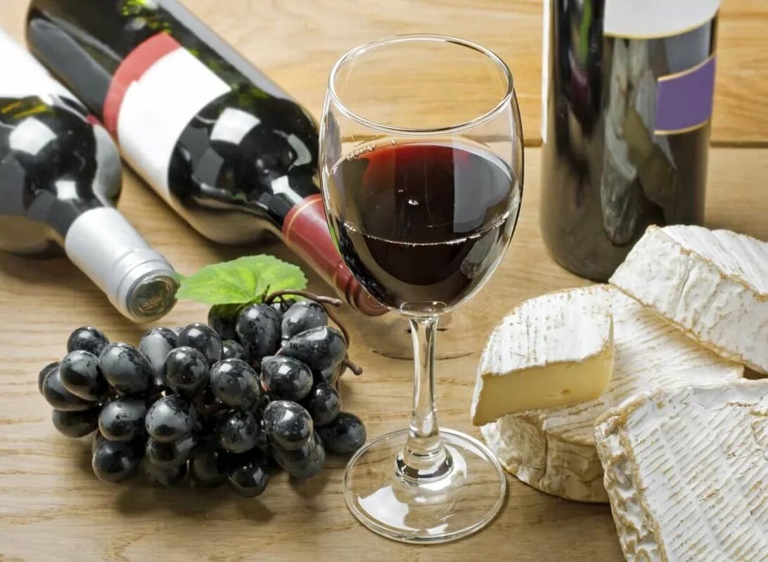 Какие вина можно. Камамбер вино красное. Сухое вино. Бутылка сухого вина. Полезное вино.