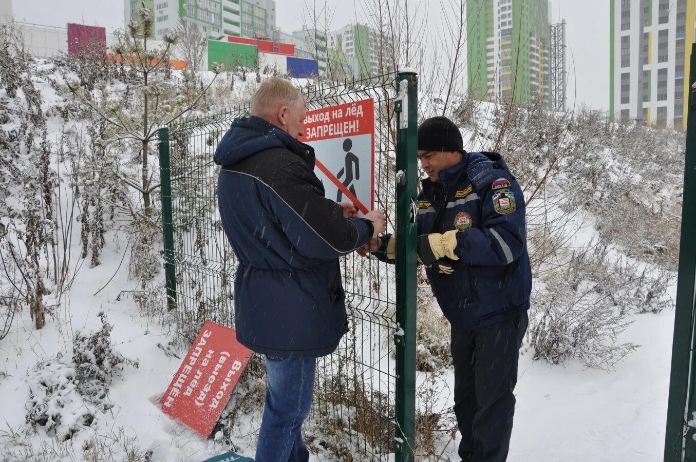 Запрет выхода на лодке. Запрет выхода на лед. Выход на лед запрещен табличка 2022. Аншлаг выход на лед запрещен. Запрет выхода на лед СПБ.