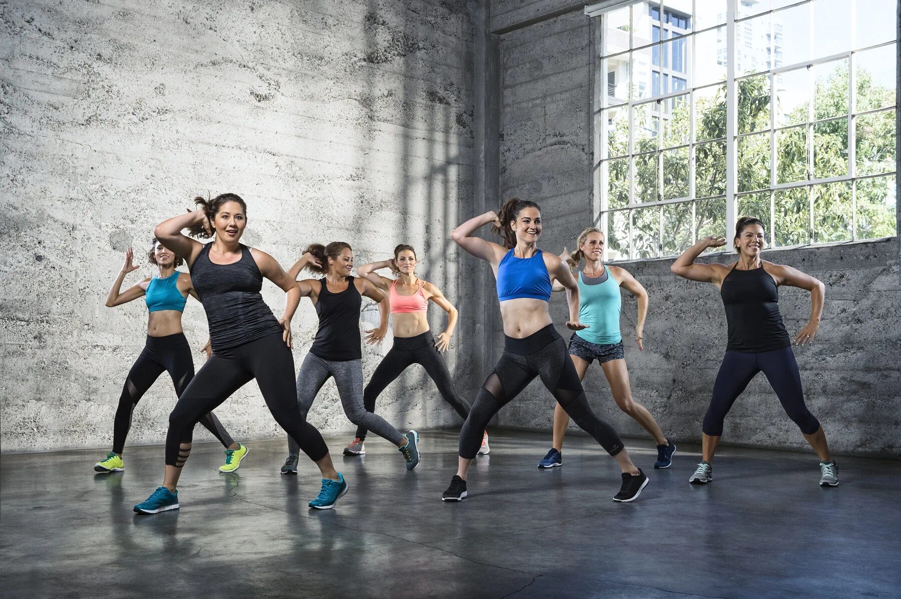Направление танцев для девушек. Танцы zumba fitness. групповые занятия. аэробика танцевальная на улице.