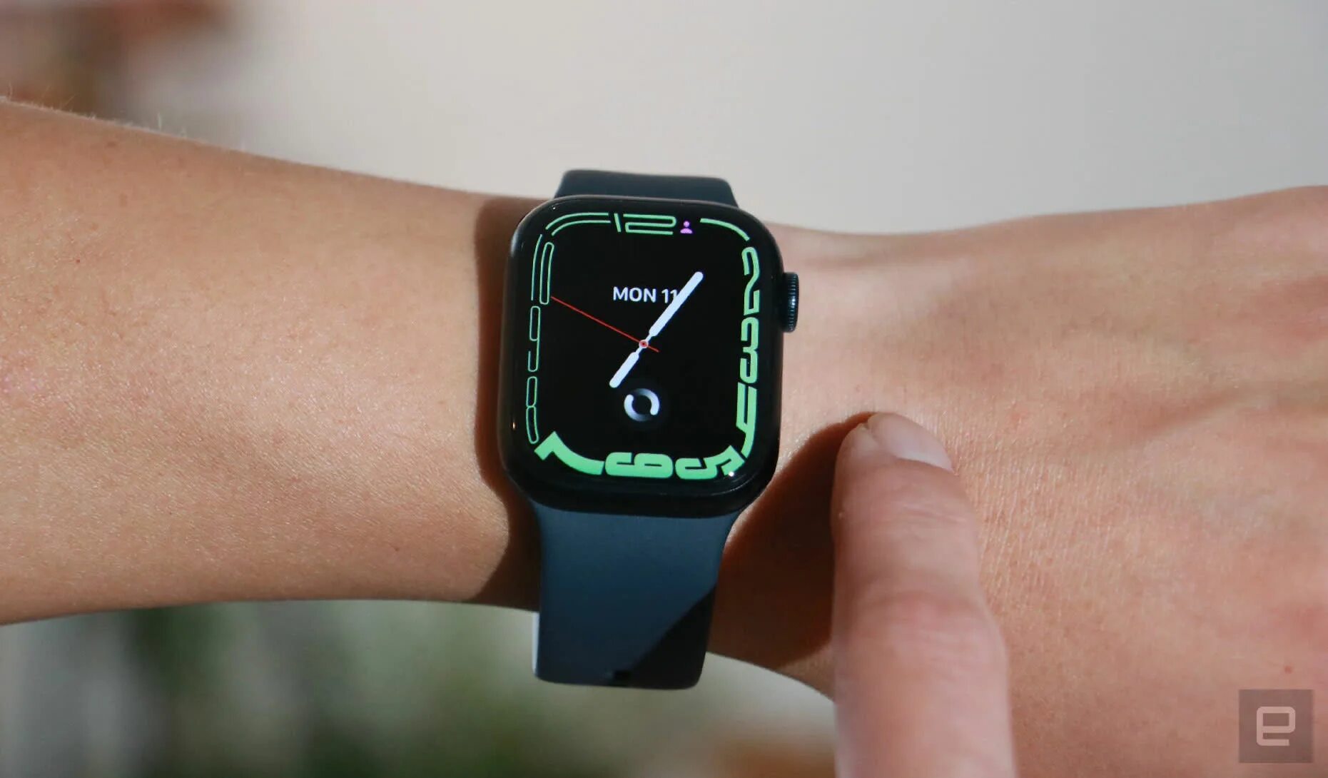 Часы эпл вотч на руке женские. Эпл вотч 9 цвета корпуса. Apple watch 45mm на руке. Apple watch 45mm на руке. Apple watch 7 45mm на руке.