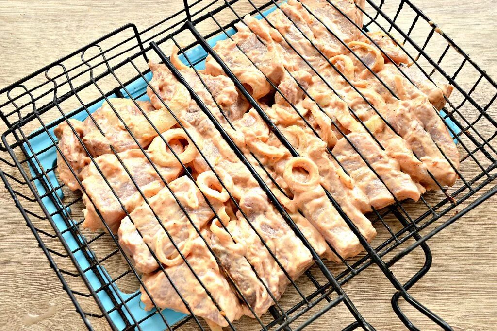 Свиной шашлык на решетке. Шашлык из свинины на решетке. шашлык из камбалы. рыба жаренная на решетке полуфабрикат.
