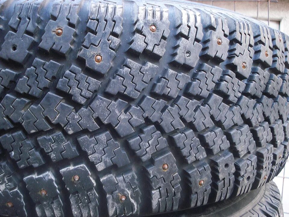 Шипованные шины б у. 235/75 R15. Резина зимняя 235 75 r15. 235/75r15lt. Шипованная резина размер 285/75 r16.