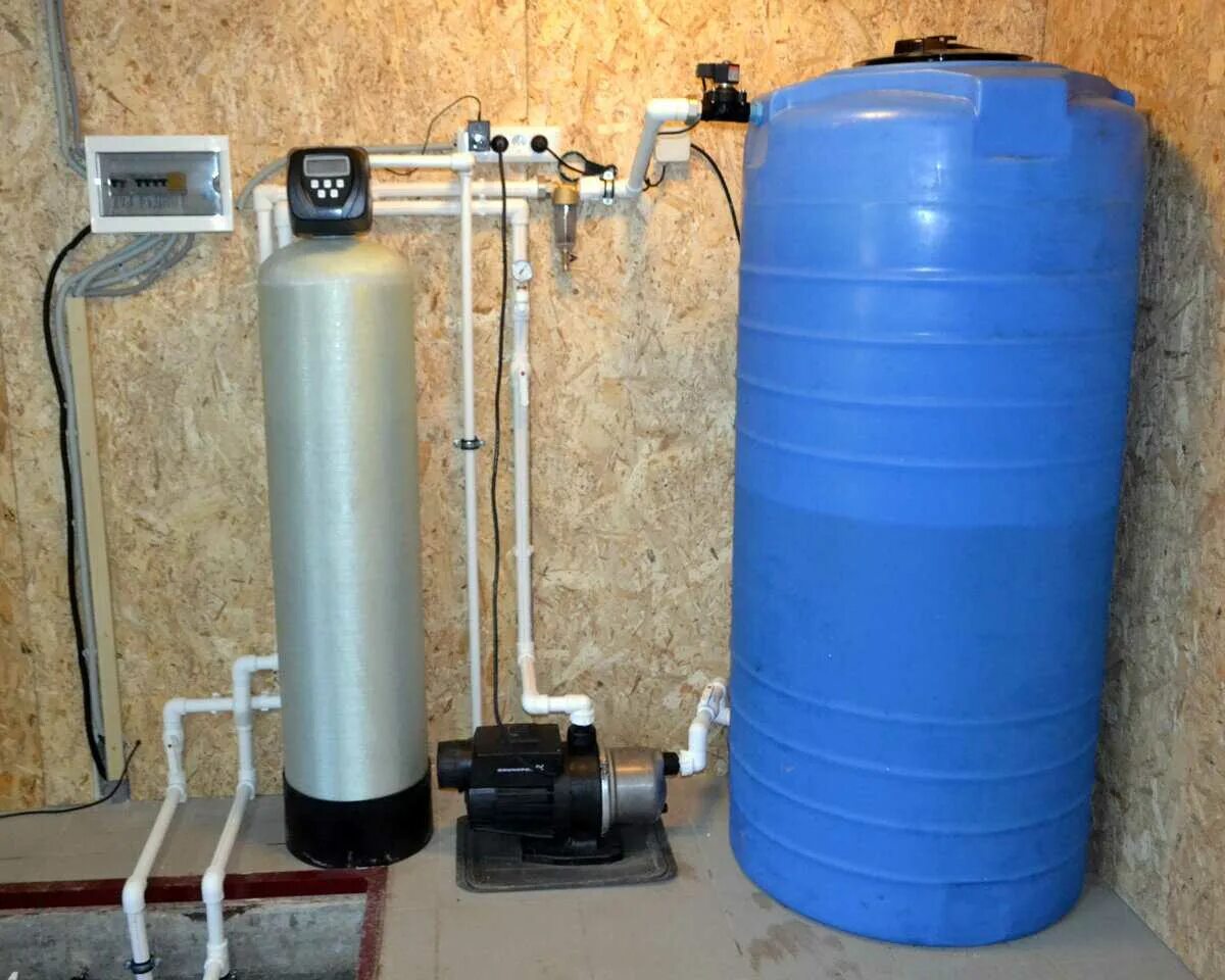 Очистка воды обезжелезивание. Система обезжелезивания воды (очистка воды от железа). Фильтр обезжелезивания воды обезжелезивание. Система обезжелезивания воды для скважины. Станция обезжелезивания воды из скважины.