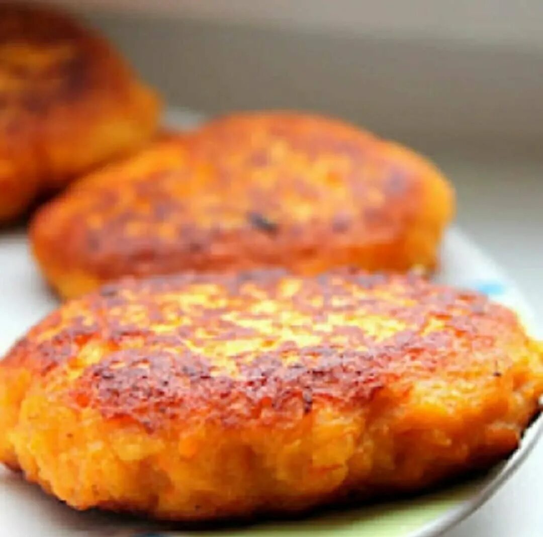 морковные биточки. постные котлеты морковные свекольные. морковные котлеты. морковные котлеты на сковороде. котлеты из моркови.